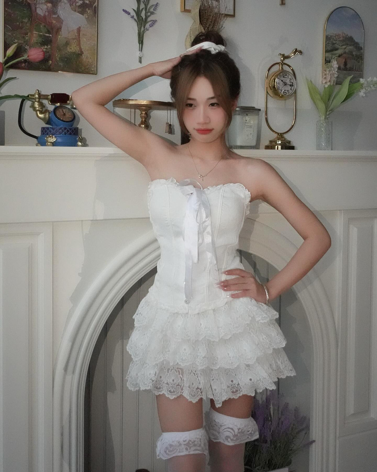 Hoàng Lan Anh từng là một cái tên nổi đình đám trên mạng xã hội Tiktok. Cô nàng nổi lên nhờ những clip nhảy theo nhạc cực ấn tượng. Cô cũng là người tạo ra các trend nhảy không chỉ ở Việt Nam mà còn nước ngoài.