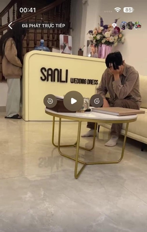 Theo thông tin chia sẻ, chị vợ là kinh tế trụ cột của gia đình. Hàng ngày, mỗi khi chị vợ nhờ chồng lấy xe ô tô của gia đình chở đi công việc, anh này đều nói mệt hoặc bận và bảo chị vợ tự lấy xe đi. Tuy nhiên, khi thợ make-up của gia đình gọi điện thoại nhờ đưa đi làm tóc, trang điểm cho khách thì dù nửa đêm anh chồng cũng nhiệt tình, không từ chối bao giờ.