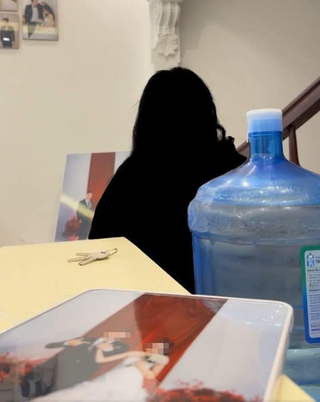 Ngoài ra, chị vợ cũng tiết lộ những tài sản mà anh chồng hiện tại có bao gồm nhà, xe ô tô và 1 studio chụp ảnh cưới đều là do 1 tay vợ lo toan mà có.