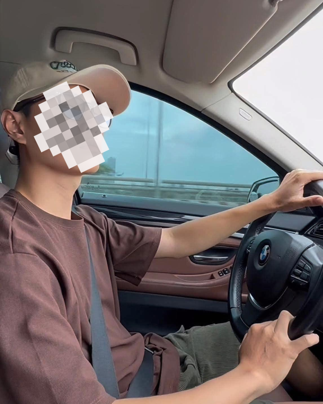 Theo một số hình ảnh được netizen tìm thấy, anh chồng thường đăng tải hình ảnh ngồi trên chiếc xe sang của gia đình.