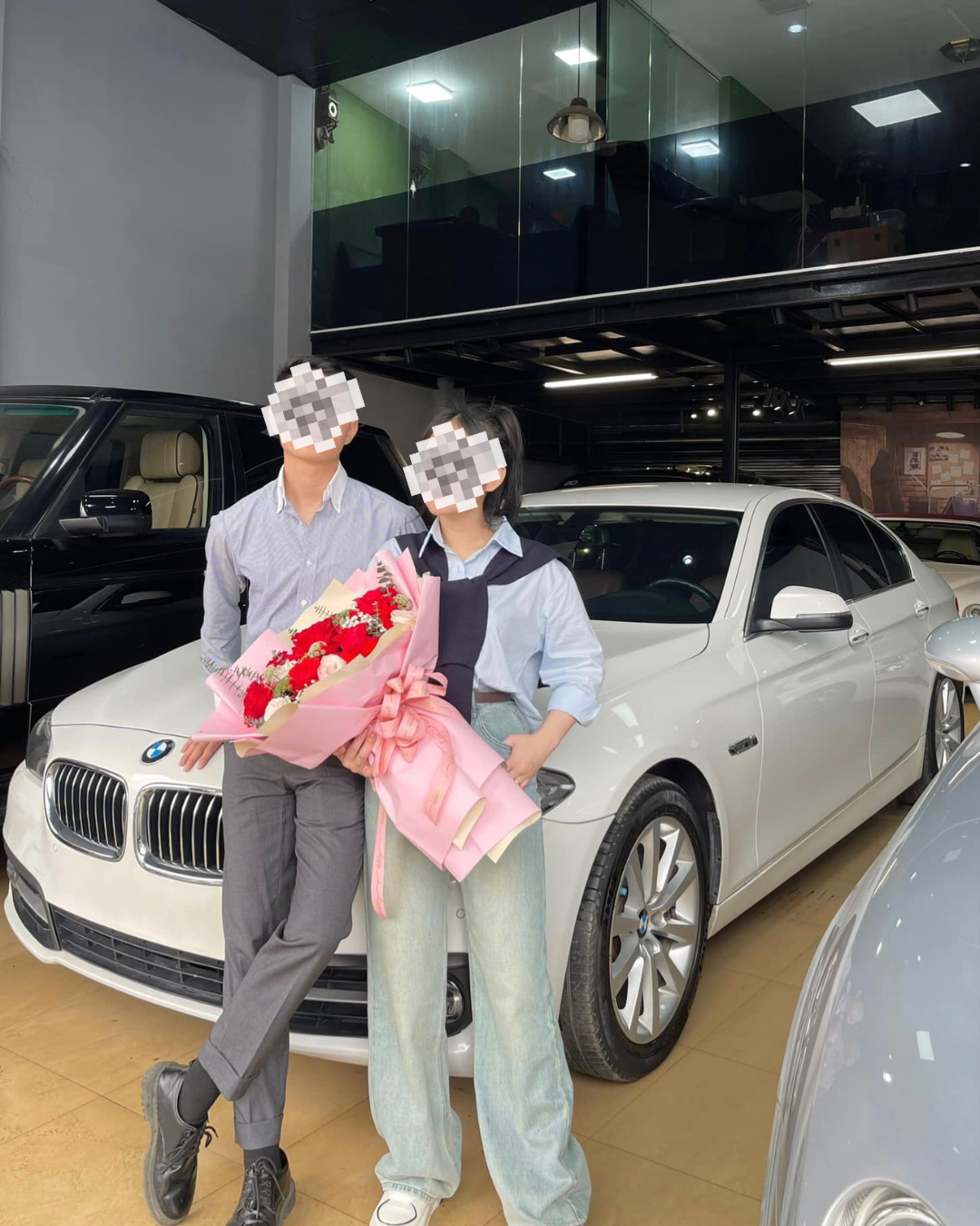 Sự việc được lan truyền khiến cộng đồng mạng bày tỏ sự phẫn nộ, nhiều người cho rằng anh chồng này có vợ vừa xinh đẹp, vừa giỏi giang lại hết lòng vì chồng, thế nhưng đáp lại là sự phản bội của anh chồng.