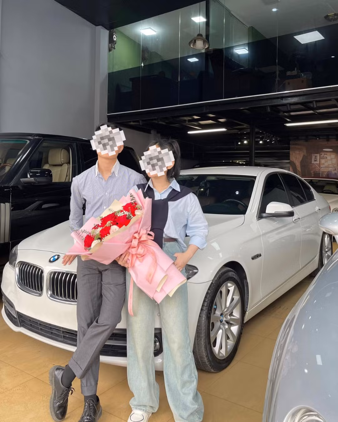 Sự việc được lan truyền khiến cộng đồng mạng bày tỏ sự phẫn nộ, nhiều người cho rằng anh chồng này có vợ vừa xinh đẹp, vừa giỏi giang lại hết lòng vì chồng, thế nhưng đáp lại là sự phản bội của anh chồng.