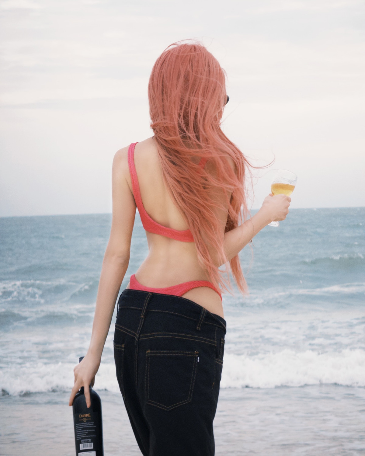 Trong loạt ảnh mới được đăng tải, cô nàng diện set biniki hai mảnh màu hồng nổi bật, khoe thắt lưng gợi cảm và vòng eo bé xíu.