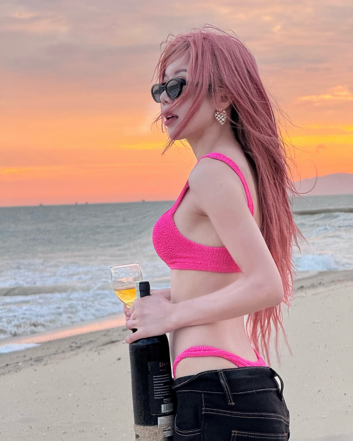 Trang Pháp diện thêm chiếc quần jean, kéo trễ để lộ phần nội y đầy gợi cảm.