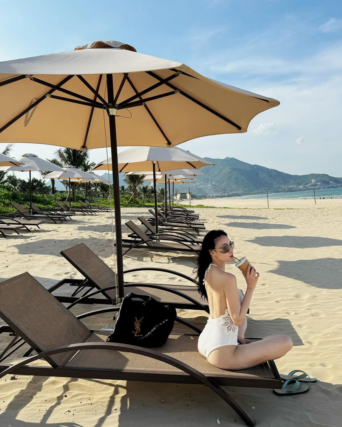 Trong thiết kế bikini 1 mảnh màu trắng, cô nàng khoe trọn vóc dáng nuột nà không tì vết.