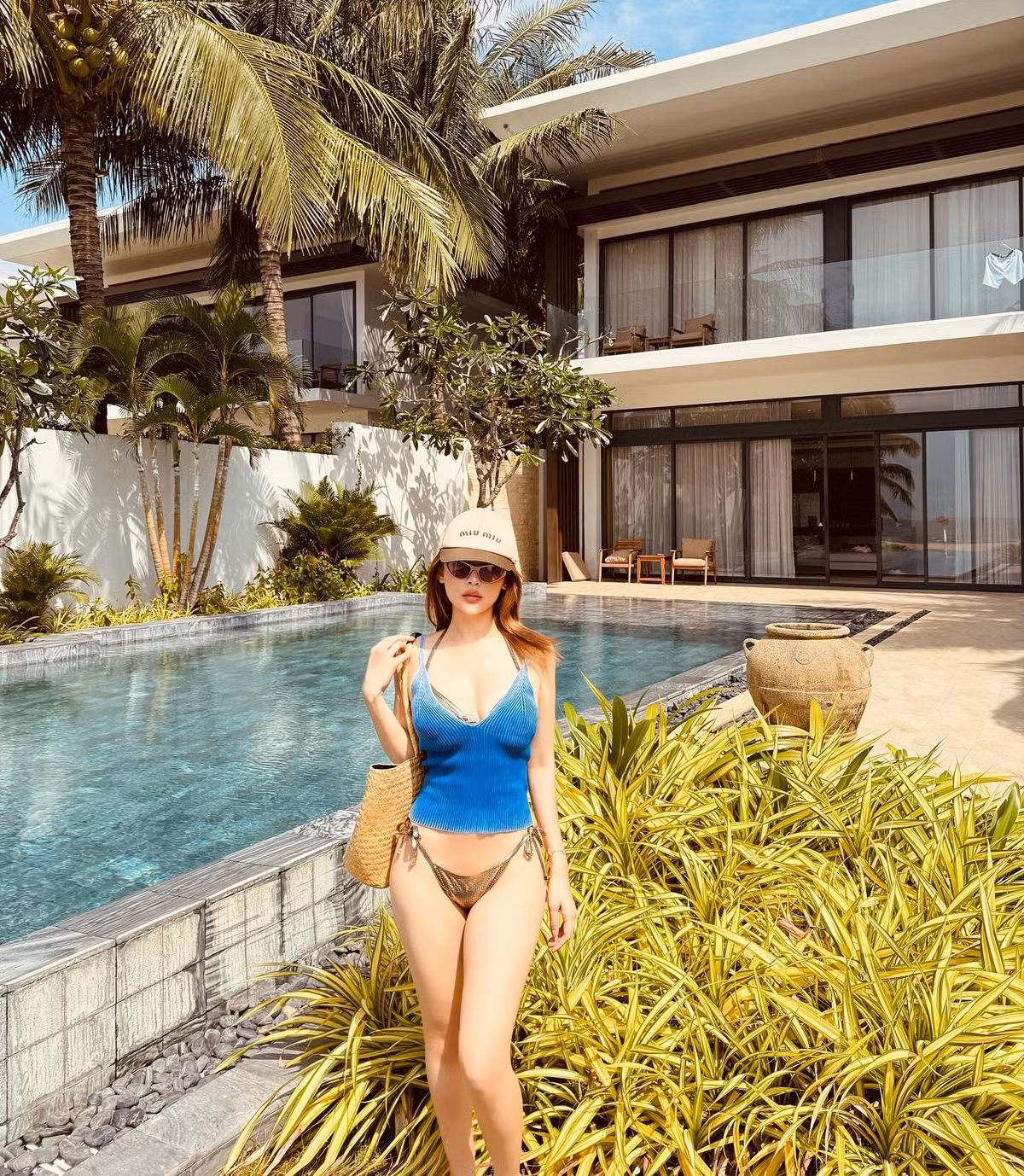 Mỹ nhân sinh năm 1989 kết hợp set đồ bơi với những phụ kiện như túi, mũ, kính thời thượng.