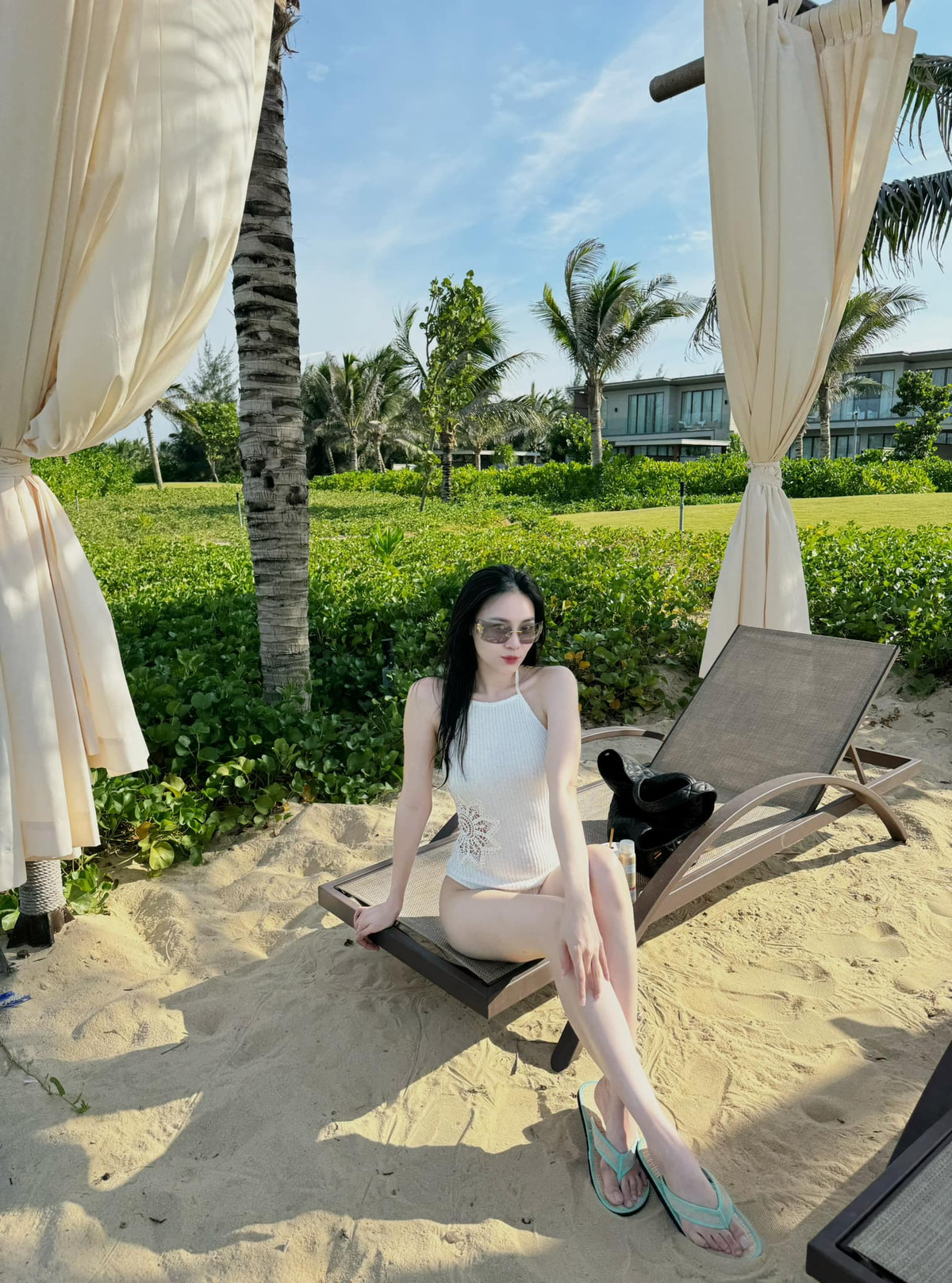 Sự lựa chọn trang phục này không chỉ tôn lên vóc dáng hoàn hảo mà còn thể hiện gu thời trang tinh tế của cô.