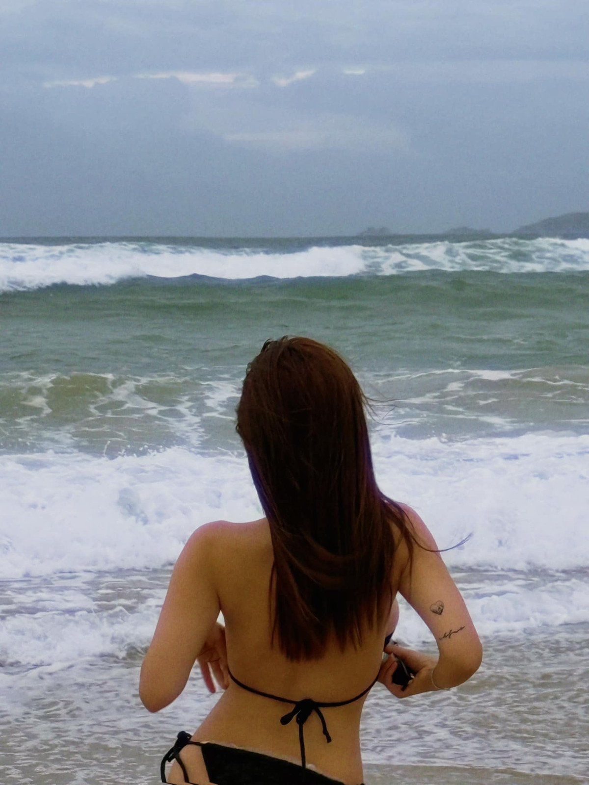 Ở dưới phần bình luận, nhiều người đã dành lời khen đến cho nữ ca sĩ: "Xinh quá chị", "Bả đẹp xuất sắc", "Hương xinh quá Hương ơi". Bài đăng cũng thu hút hơn 174.000 lượt yêu thích.