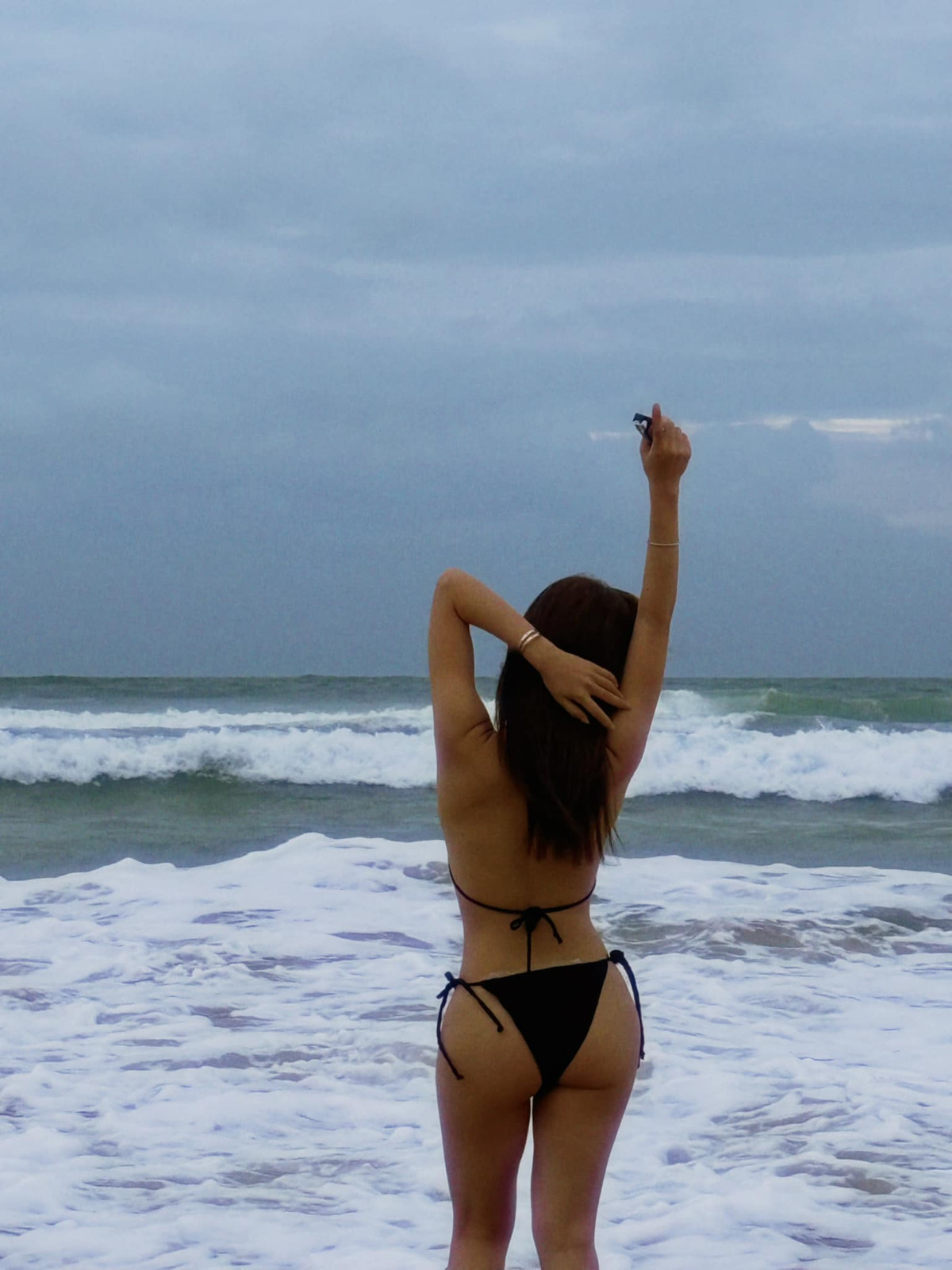 Nữ ca sĩ tạo dáng vừa mang nét quyến rũ lại vô cùng khỏe khoắn.