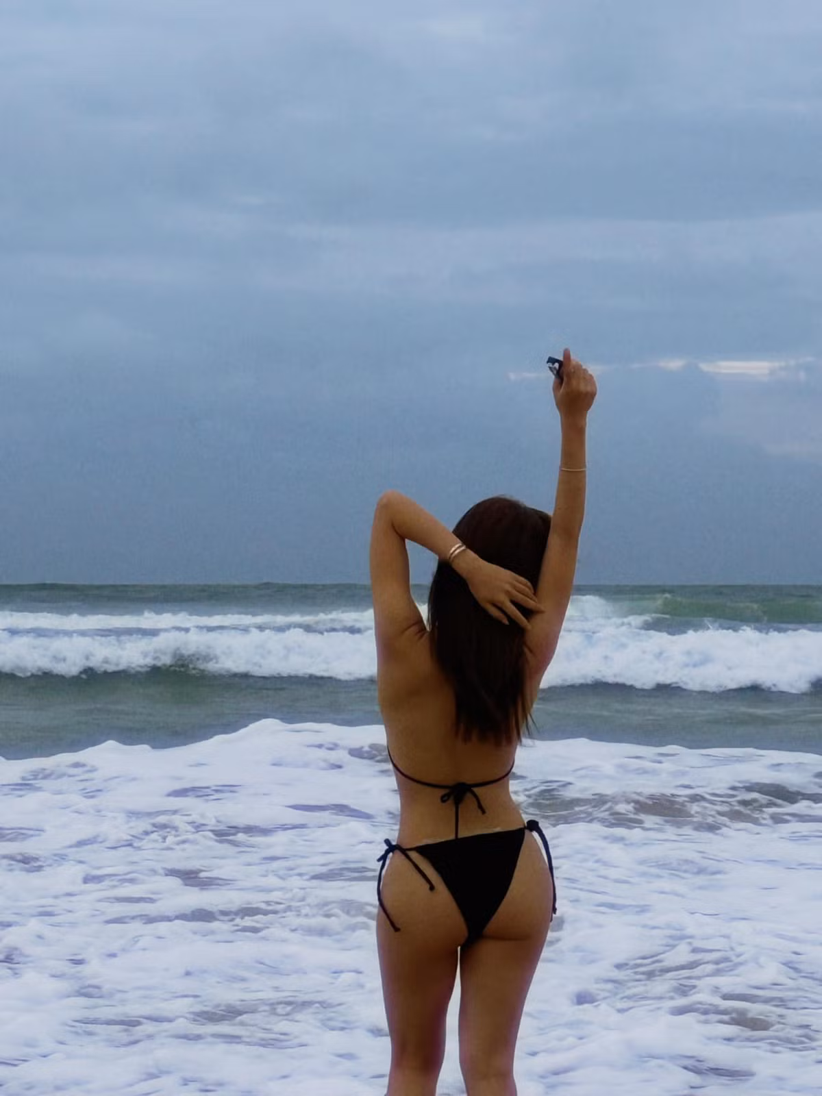 Nữ ca sĩ tạo dáng vừa mang nét quyến rũ lại vô cùng khỏe khoắn.