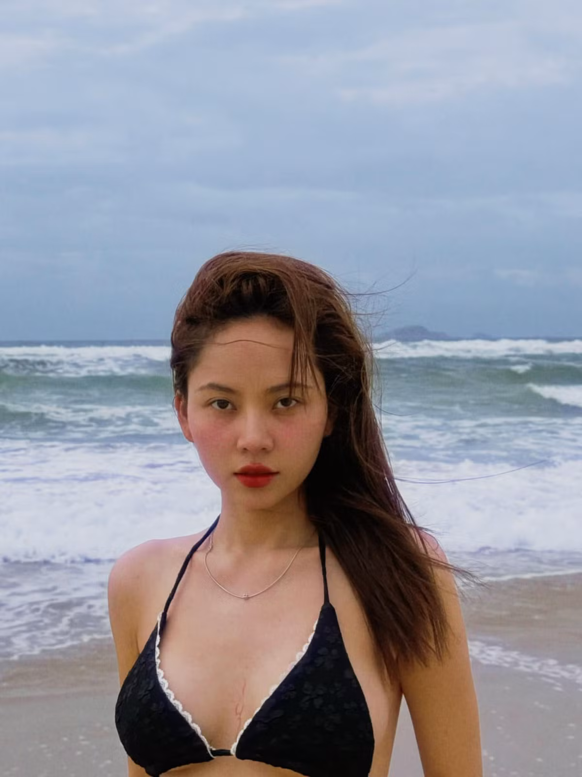 Có một khoảng thời gian, khi diện những thiết kế có phần kiệm vải như bikini đi biển, cô nàng nhận về không ít bình luận tiêu cực về những khuyết điểm trên cơ thể.