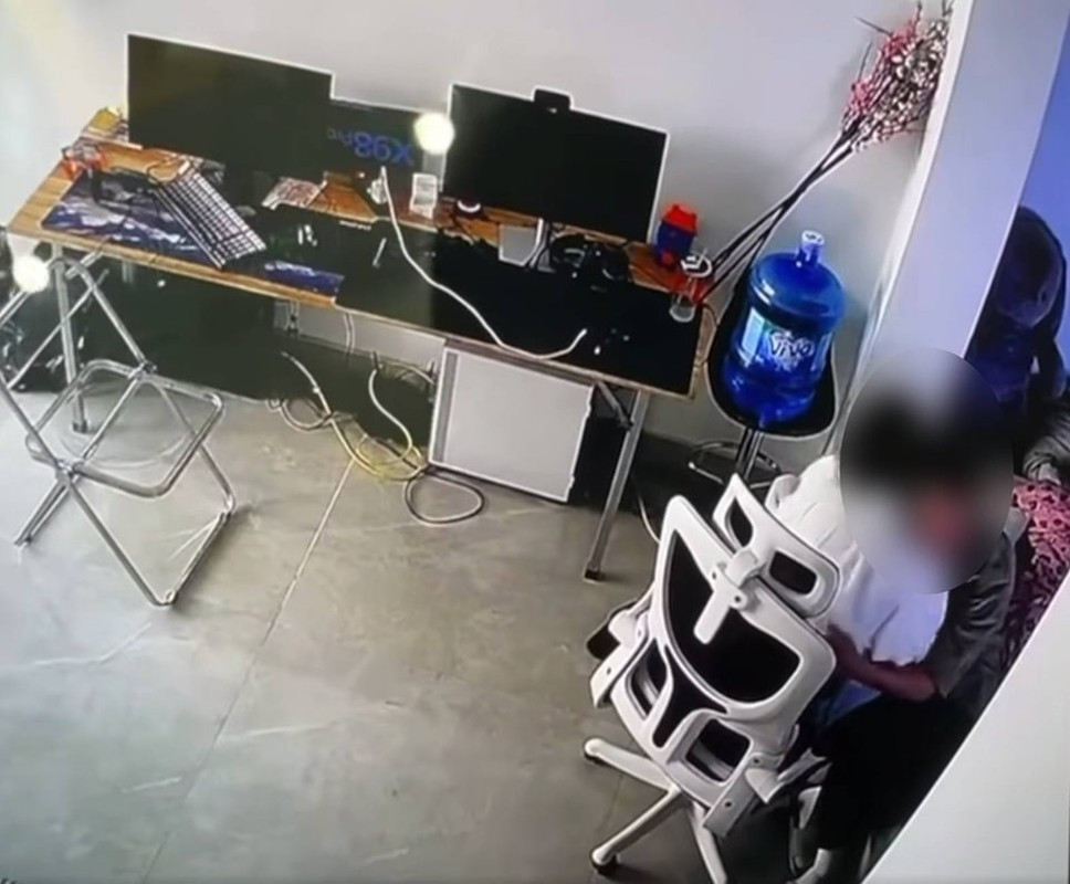 Theo đó, chị vợ cho biết khi chị xem camera thì bất ngờ bắt gặp cảnh chồng và nhân tình đang hôn nhau thắm thiết.