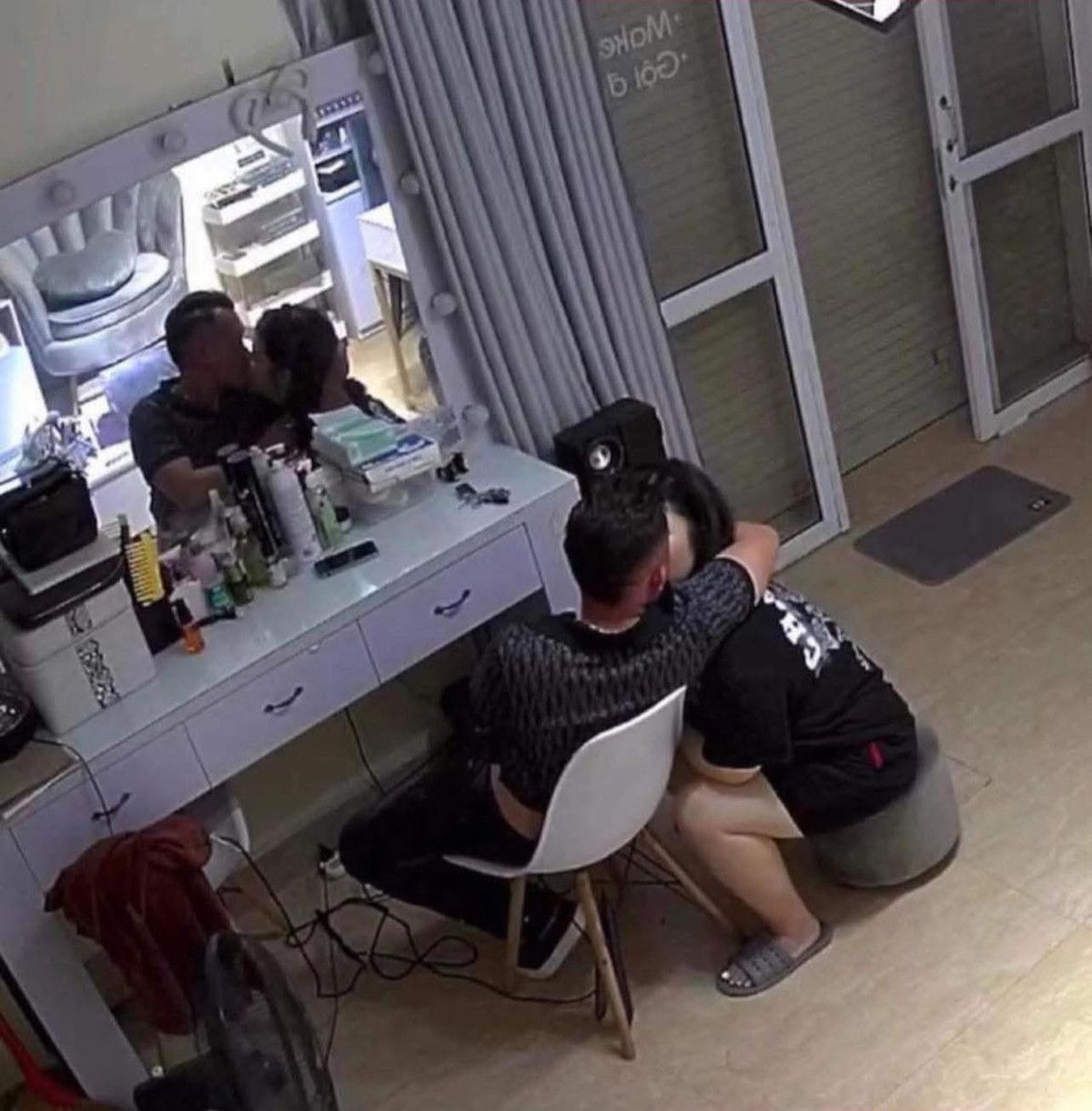 Câu chuyện ngoại tình ở Thái Bình cũng hiện đang được chia sẻ nhiều trên mạng xã hội. Theo đó, chị vợ sau khi nghi ngờ và theo dõi thì phát hiện chồng "tòm tem" với tiểu tam làm nghề trang điểm.