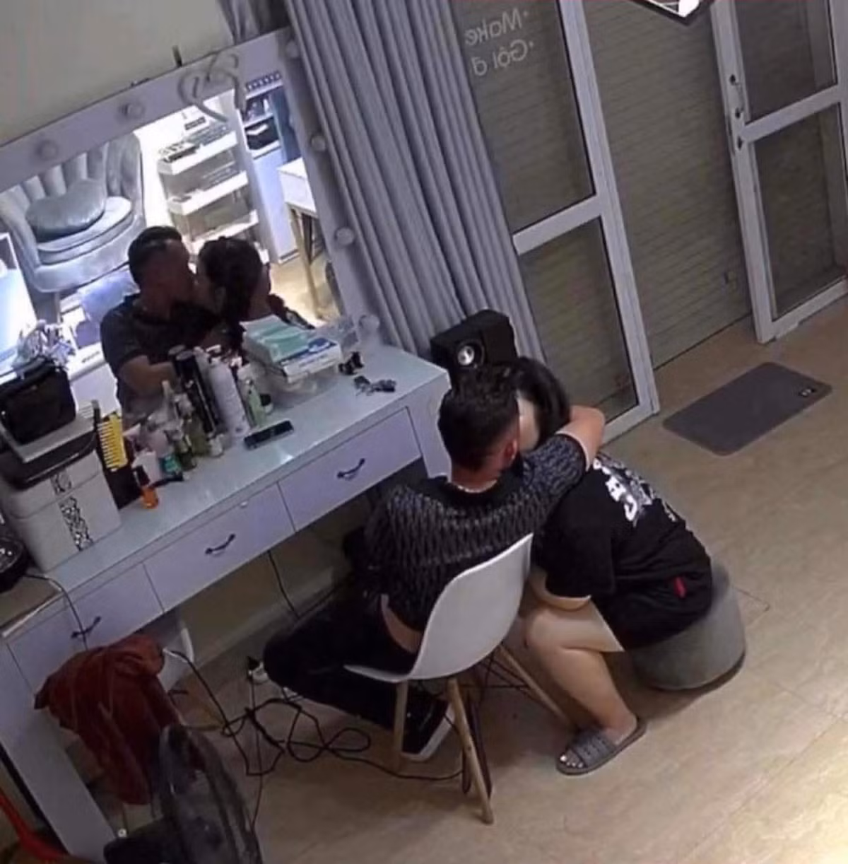 Câu chuyện ngoại tình ở Thái Bình cũng hiện đang được chia sẻ nhiều trên mạng xã hội. Theo đó, chị vợ sau khi nghi ngờ và theo dõi thì phát hiện chồng "tòm tem" với tiểu tam làm nghề trang điểm.