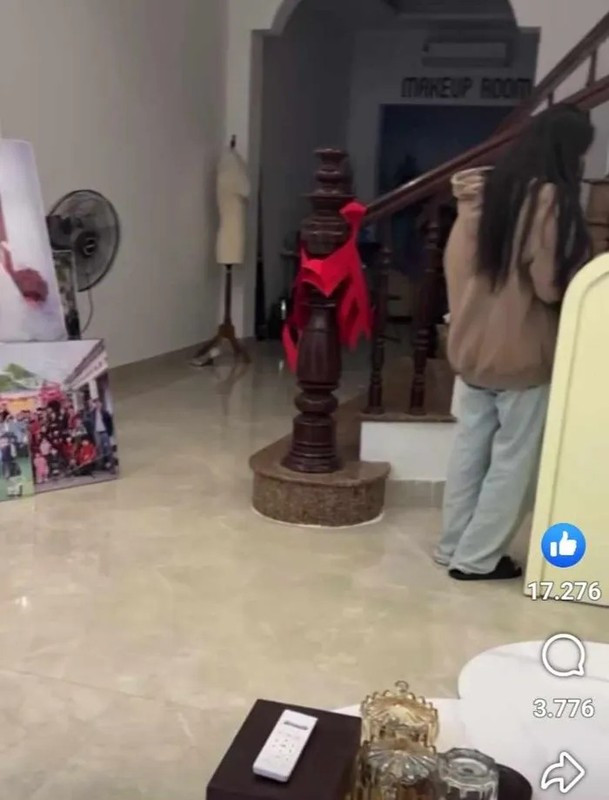 Theo trong video chia sẻ, bố của anh chồng trong câu chuyện xót xa răn dạy con trai: “Vợ vất vả lo chuyện làm ăn, bản thân mình là trụ cột gia đình mà con lại làm chuyện không vào đâu cả. Con người giá trị nhất là danh dự. Sống với vợ phải để vợ được ngẩng mặt lên, oai vì mình, vợ được sĩ diện chứ sao lại làm chuyện khổ vợ khổ con”.