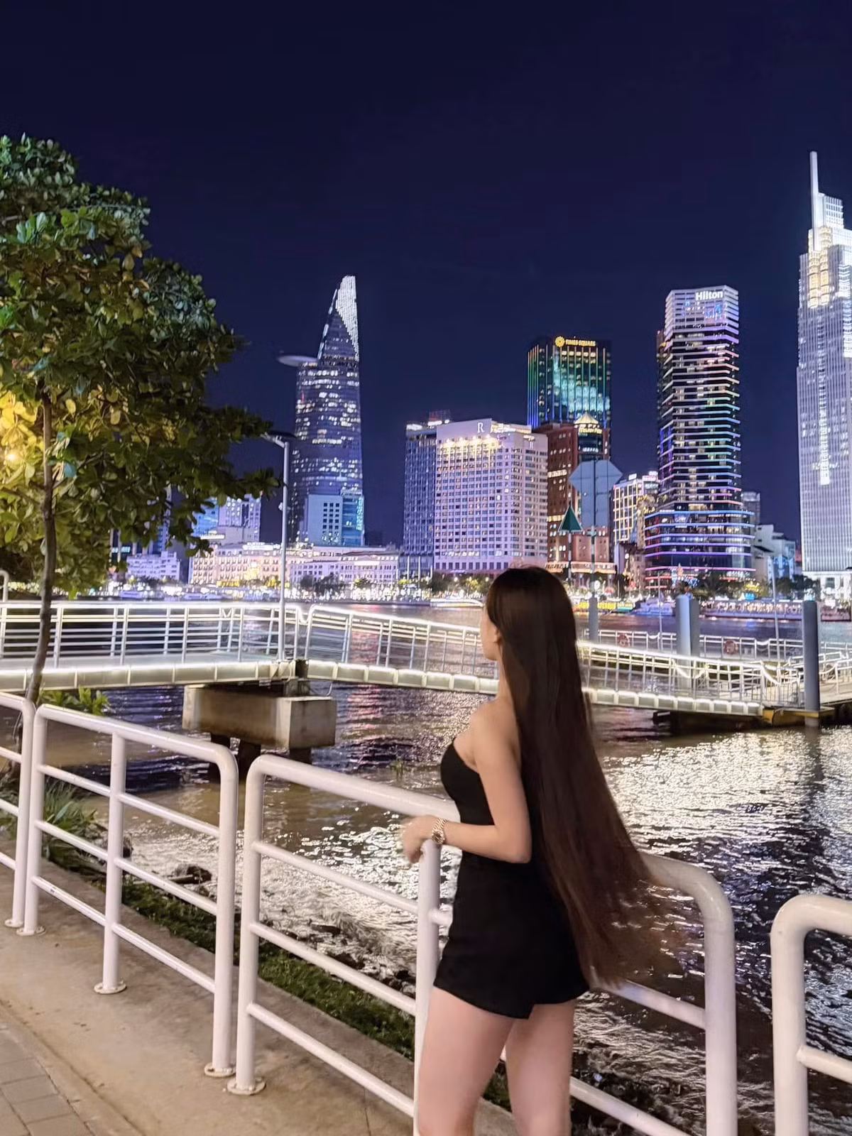 Bùi Thị Yến Xuân (SN 1991, đến từ TPHCM) được biết đến khi có chuyện tình đẹp với nam thủ môn điển trai Đặng Văn Lâm. Trải qua 6 năm hẹn hò, cả hai vừa tổ chức hôn lễ vào tháng 7 năm ngoái, chỉ mời gia đình, bạn bè thân thiết.