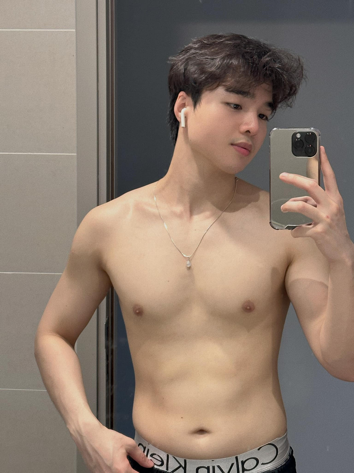 Trước khi công khai con gái, Tun Phạm chưa từng tiết lộ bất kỳ thông tin nào về việc có con, càng khiến câu chuyện này trở thành chủ đề bàn tán sôi nổi trên mạng xã hội. Nhiều người tò mò liệu anh có chia sẻ thêm về hành trình làm bố cũng như danh tính mẹ của em bé trong thời gian tới hay không.