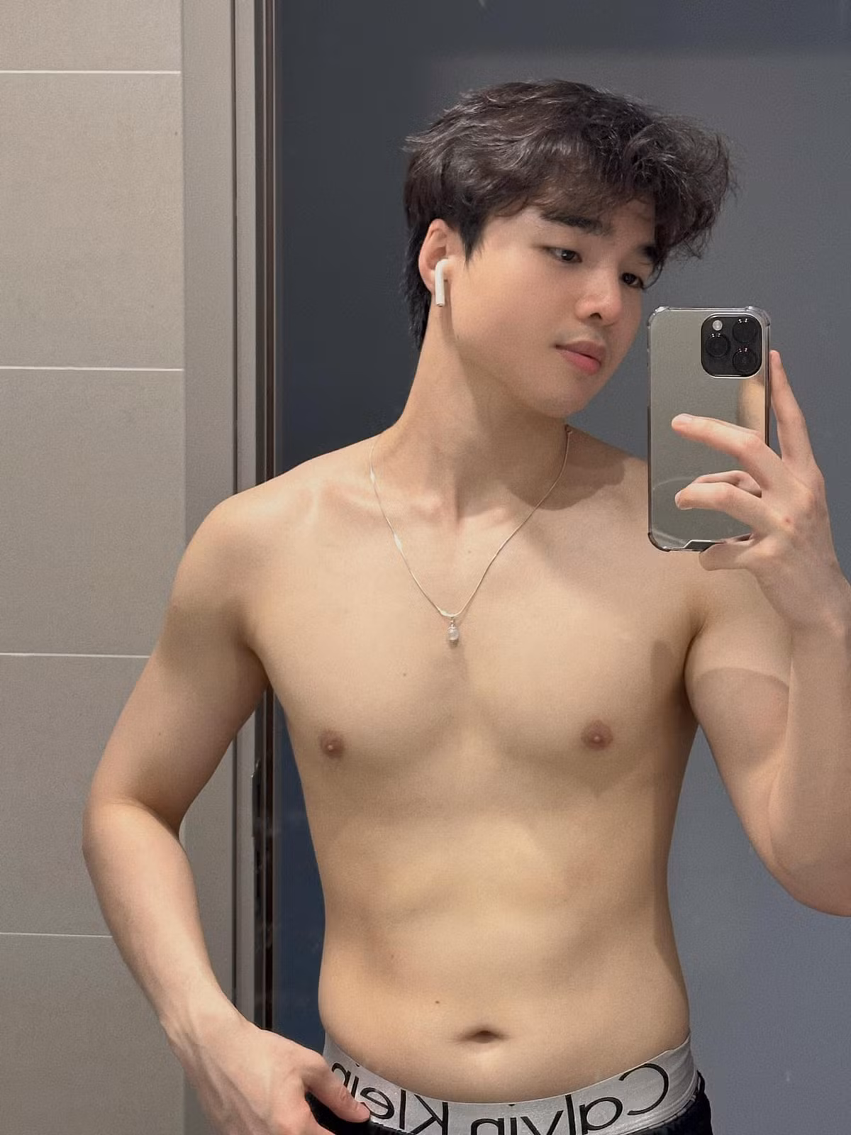 Trước khi công khai con gái, Tun Phạm chưa từng tiết lộ bất kỳ thông tin nào về việc có con, càng khiến câu chuyện này trở thành chủ đề bàn tán sôi nổi trên mạng xã hội. Nhiều người tò mò liệu anh có chia sẻ thêm về hành trình làm bố cũng như danh tính mẹ của em bé trong thời gian tới hay không.