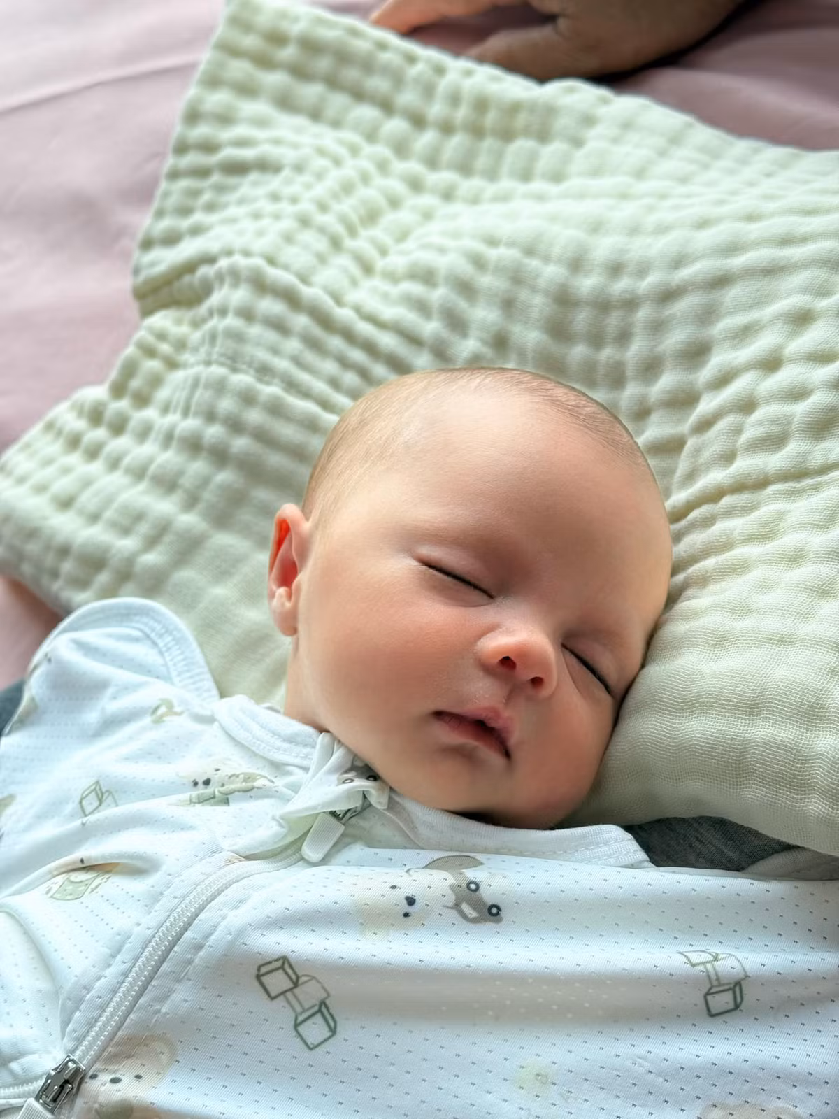 Sau một vài ngày đăng tải công khai thông tin có con đầu lòng, nam Tiktoker đã tự hào đăng tải cận cảnh ngoại hình của bé Mộc.