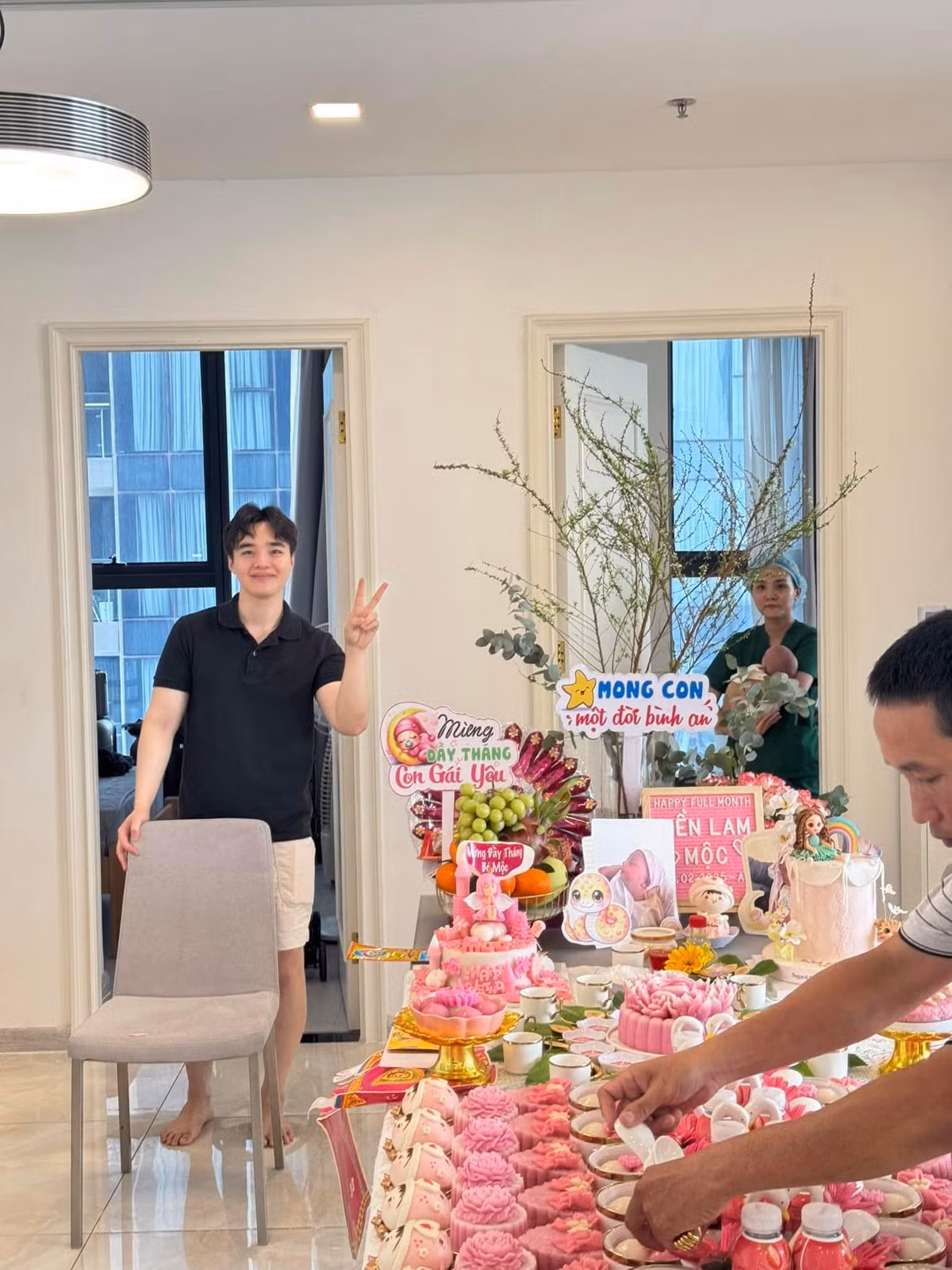 Tun Phạm cũng bắt đầu chia sẻ về cuộc sống "bỉm sữa" của mình, những khó khăn và niềm vui khi chăm sóc con nhỏ.