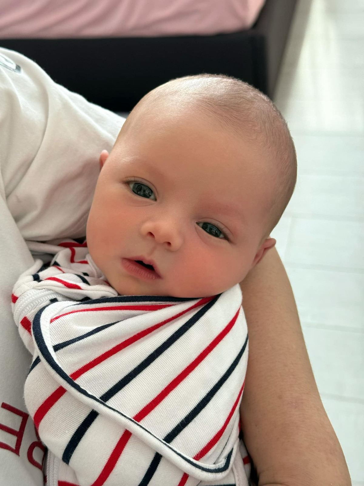 Nhiều người đã không ngớt lời khen ngợi vẻ ngoài đáng yêu của bé Mộc. Một số cư dân mạng còn bày tỏ sự bất ngờ khi nhận xét rằng diện mạo của bé có nét lai Tây rõ rệt. Điều này càng làm dấy lên nhiều đồn đoán về danh tính mẹ của bé, khi Tun Phạm chưa từng công khai bạn gái.