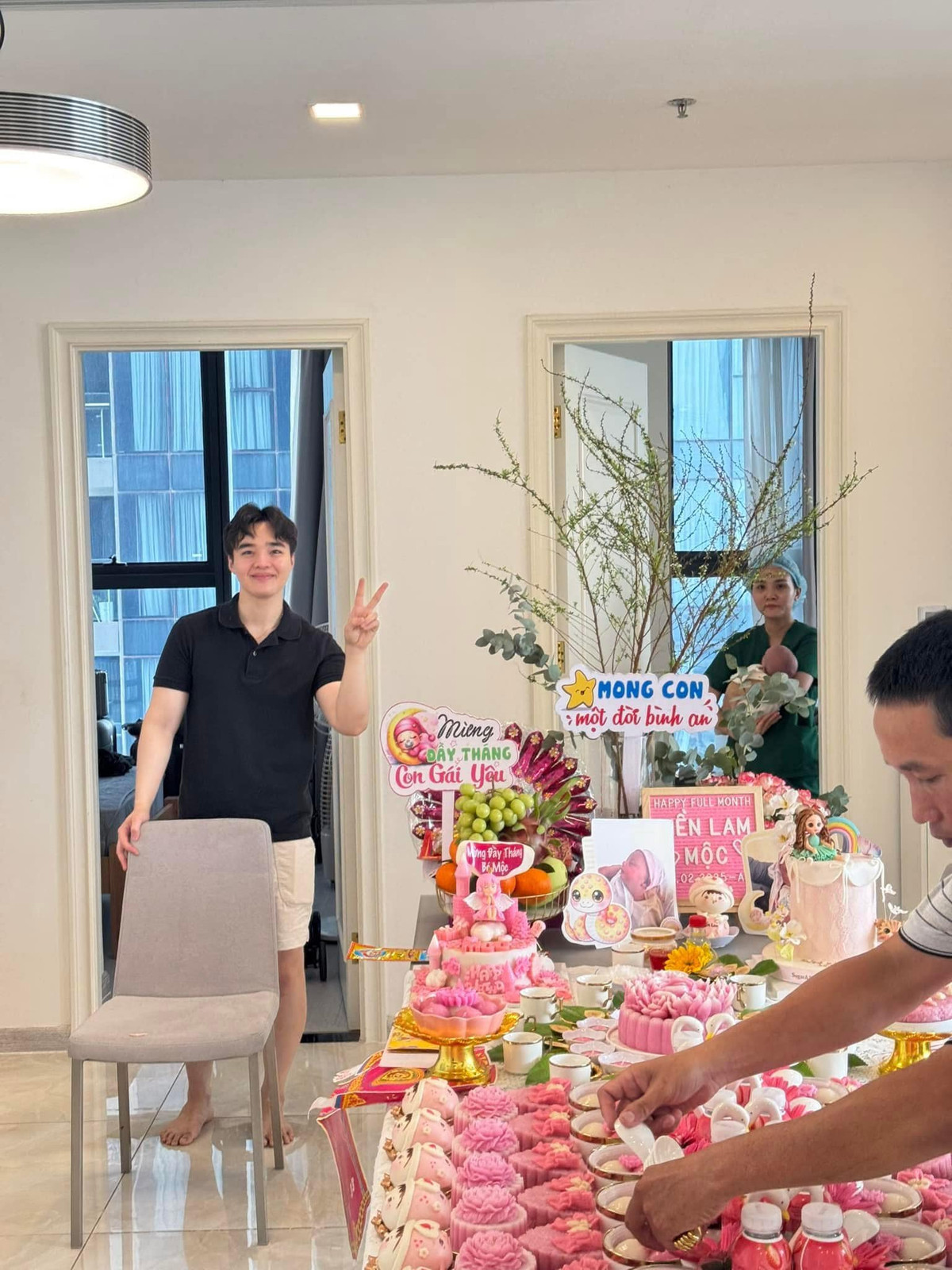 Tun Phạm cũng bắt đầu chia sẻ về cuộc sống "bỉm sữa" của mình, những khó khăn và niềm vui khi chăm sóc con nhỏ.