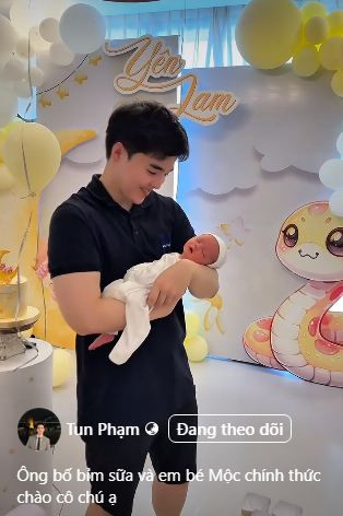 Tun Phạm cũng công khai khoảnh khắc trong lễ đầy tháng của con gái.