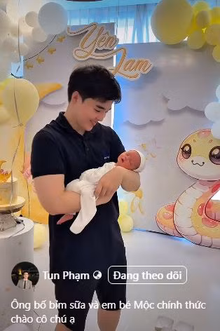 Tun Phạm cũng công khai khoảnh khắc trong lễ đầy tháng của con gái.