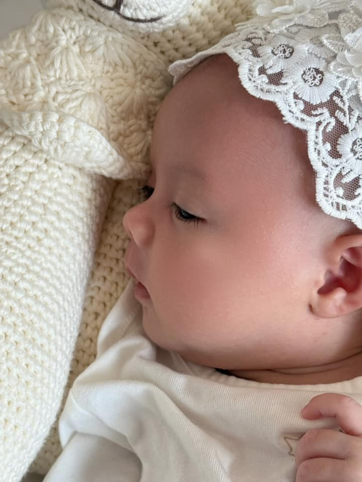 Bé Mộc gây ấn tượng với ngoại hình được nhiều người nhận xét "lai Tây" khi có đôi mắt to tròn, sống mũi cao và đôi môi hồng chúm chím.