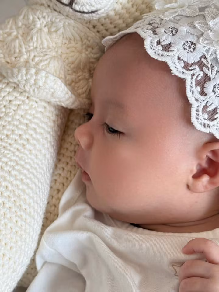 Bé Mộc gây ấn tượng với ngoại hình được nhiều người nhận xét "lai Tây" khi có đôi mắt to tròn, sống mũi cao và đôi môi hồng chúm chím.