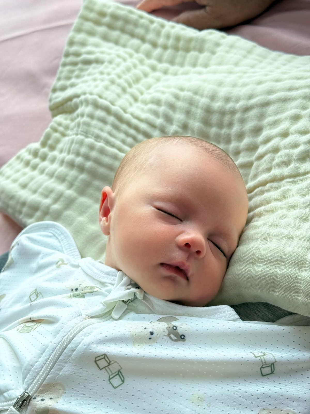 Sau một vài ngày đăng tải công khai thông tin có con đầu lòng, nam Tiktoker đã tự hào đăng tải cận cảnh ngoại hình của bé Mộc.