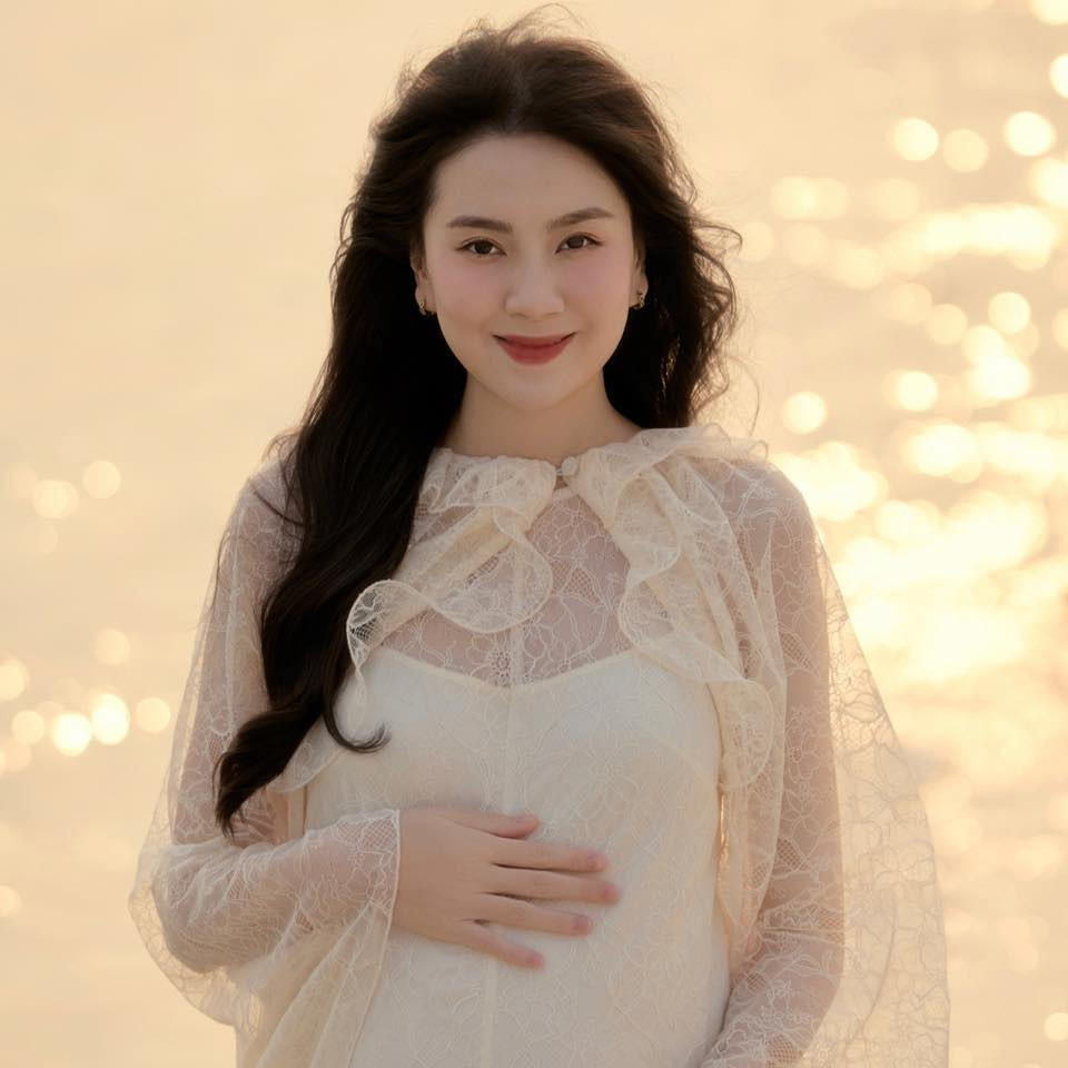 Mới đây, Mai Ngọc còn vừa đăng tải bộ ảnh bầu vào tháng cuối thai kì với sắc vóc rạng ngời khiến nhiều người phải xuýt xoa.