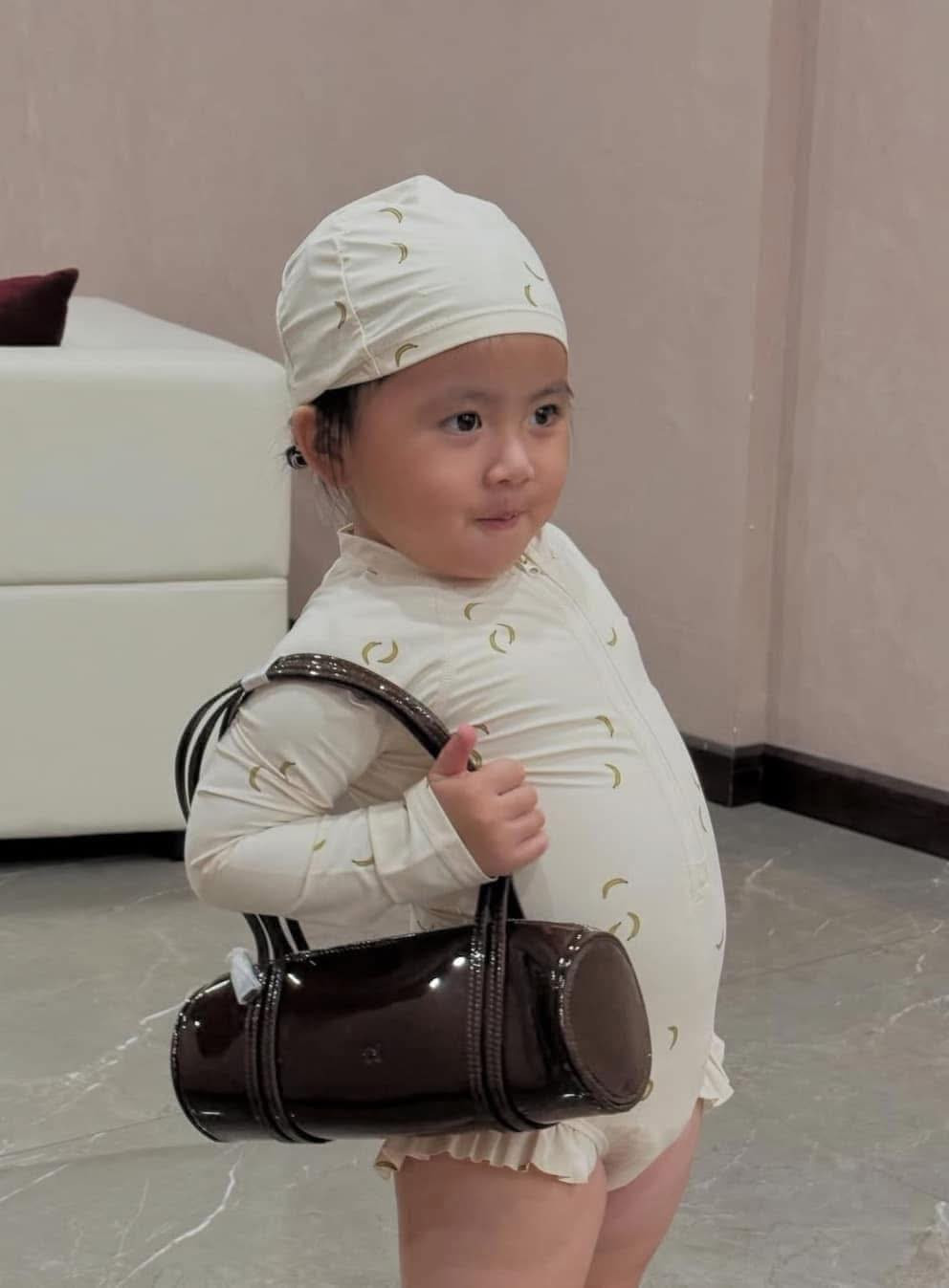 Cách đây ít lâu, Huyền 2k4 khiến dân tình xôn xao khi công khai hình ảnh con gái đầu lòng nhân dịp sinh nhật tuổi 20 của mình. Tuy nhiên vào thời điểm đó, cô nàng vẫn chưa công khai rõ dung mạo của con gái.