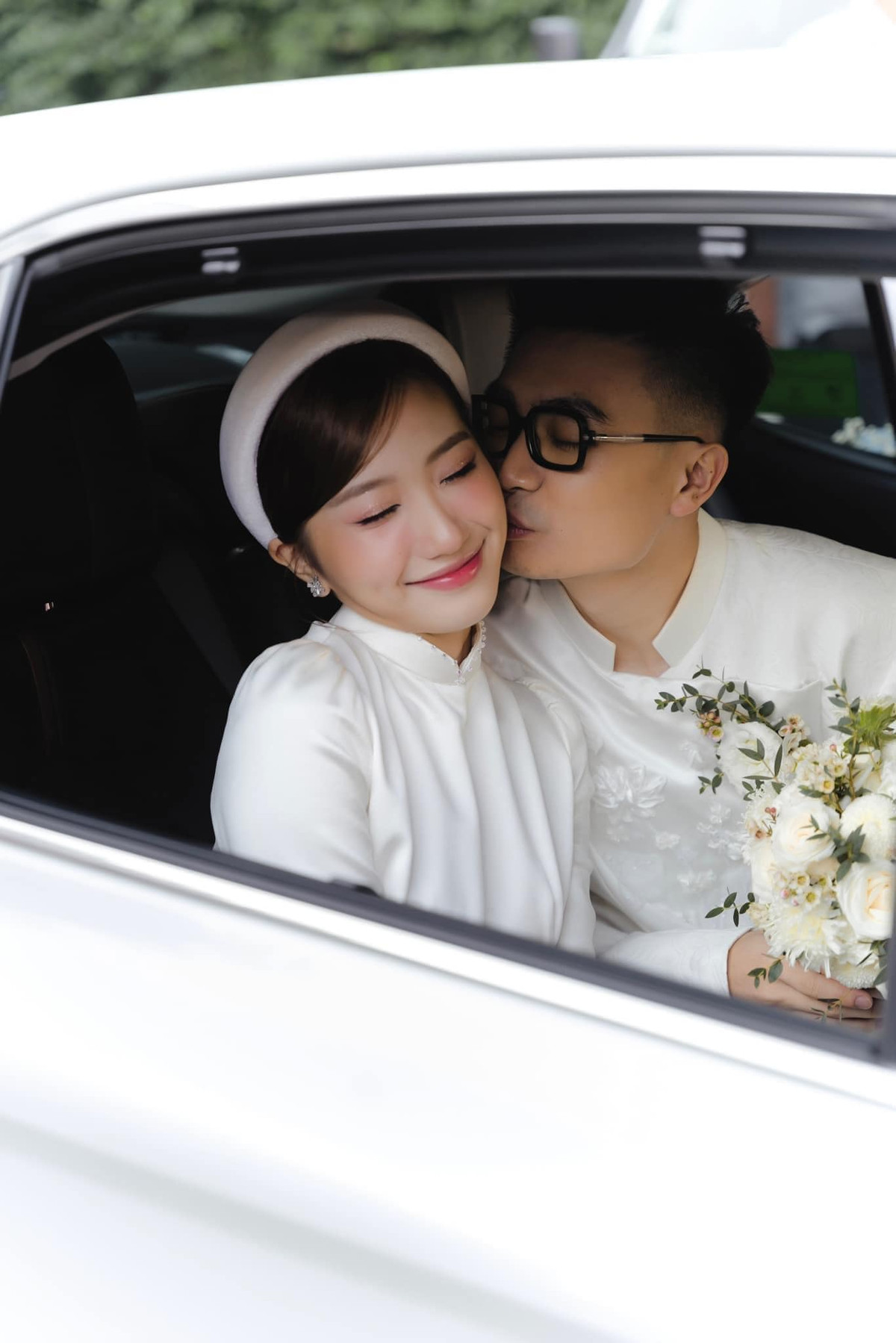 Duy Nhỏ thường xuyên đồng hành cùng với vợ trong nhiều chuyến du lịch đến những địa điểm khác nhau. Anh cũng luôn ủng hộ vợ trong chuyện thay đổi phong cách ăn mặc hay trang điểm.