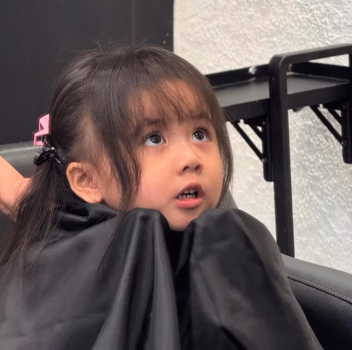 Vẻ ngoài bụ bẫm, đáng yêu của bé khiến bất kỳ ai nhìn thấy cũng đều "tan chảy".