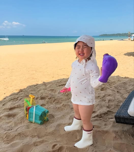 Mới đây, nàng hot girl đã quyết định không còn "che giấu" nữa mà đăng tải hình ảnh con gái lên trang cá nhân. Bé gái, được gọi thân mật là Sam Sam, nhanh chóng trở thành tâm điểm chú ý nhờ vẻ ngoài xinh xắn và biểu cảm dễ thương.