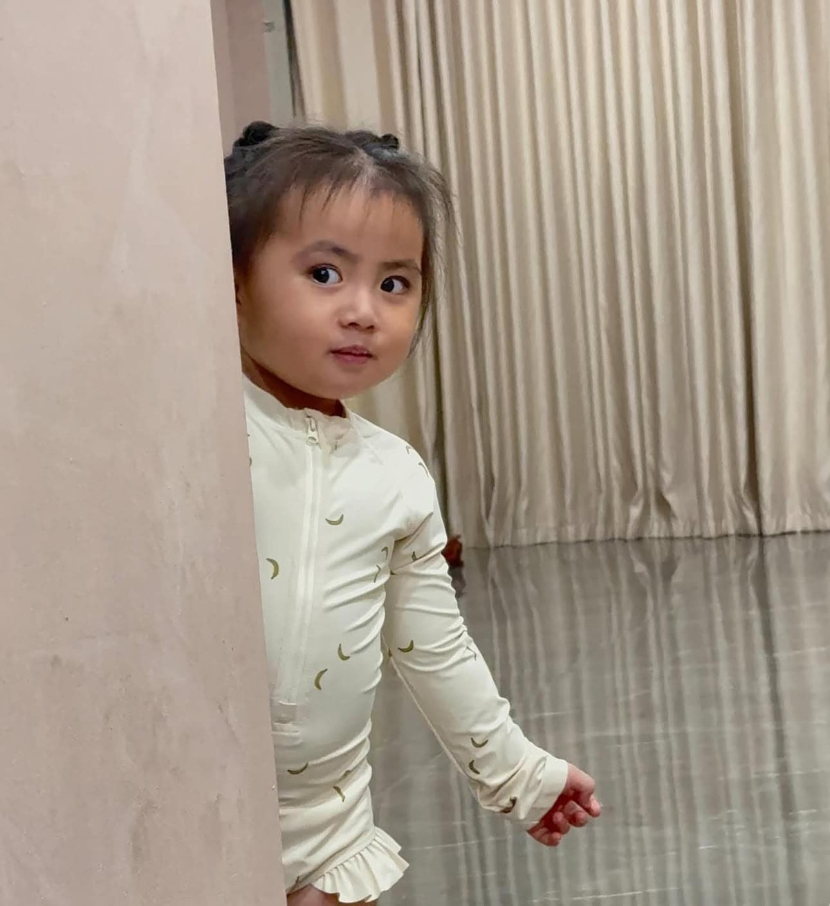 Nhiều người nhận xét Sam Sam thừa hưởng nét đẹp từ cả bố lẫn mẹ, đặc biệt là đôi mắt to tròn và nụ cười tươi tắn.