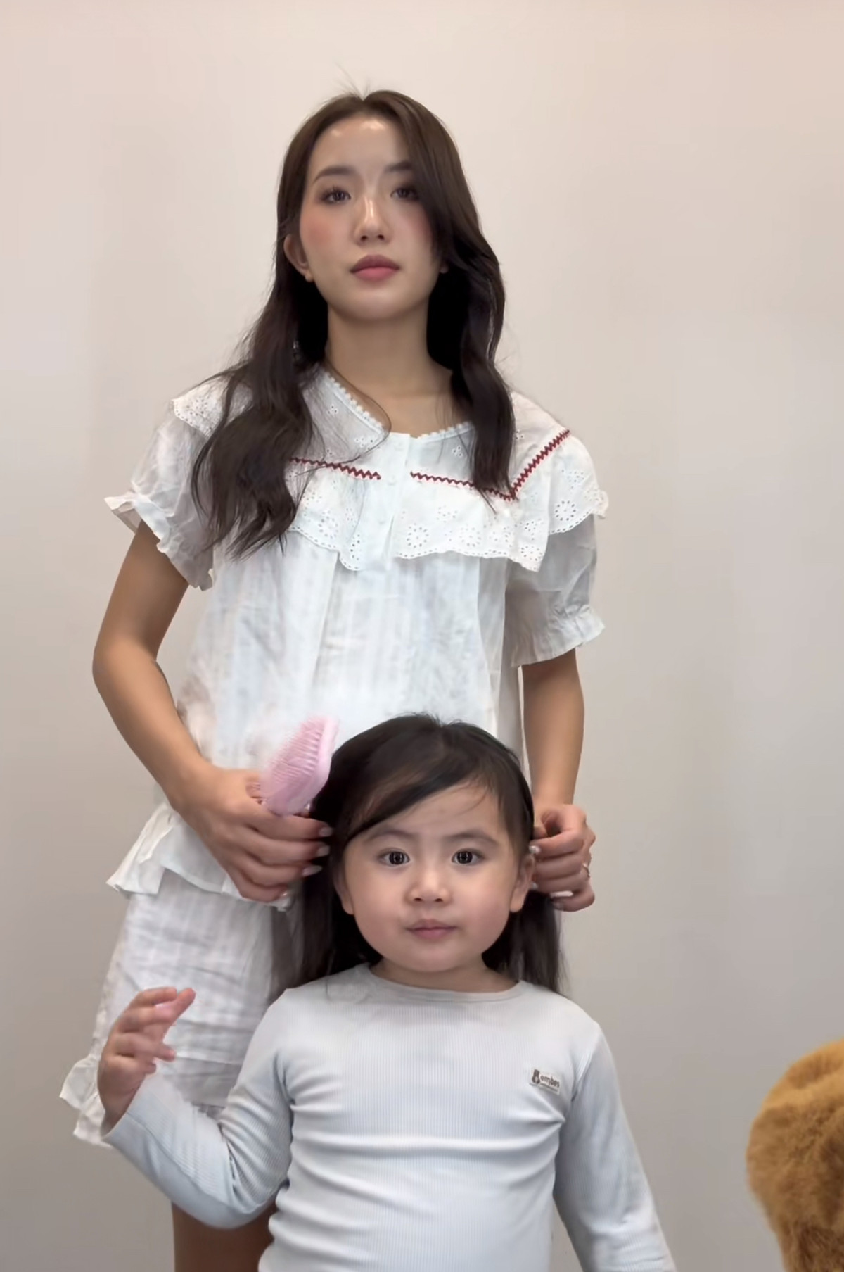 Nhiều người hâm mộ bày tỏ sự ngưỡng mộ trước hạnh phúc viên mãn của gia đình nhỏ và mong chờ thêm những hình ảnh đáng yêu của bé trong tương lai.