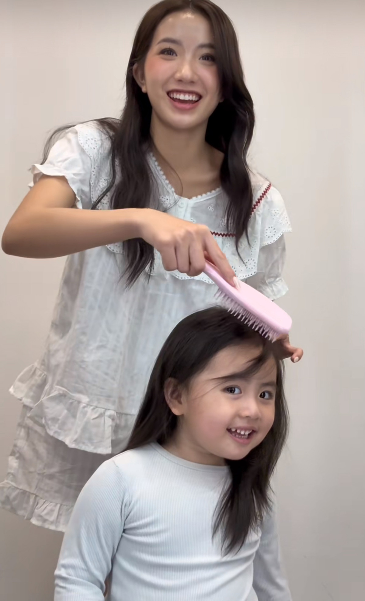 Sở hữu đôi mắt to tròn long lanh, làn da trắng hồng mịn màng cùng nụ cười rạng rỡ như ánh mặt trời, con gái của Huyền 2k4 và Duy Nhỏ tựa như một "thiên thần nhỏ" bước ra từ truyện cổ tích
