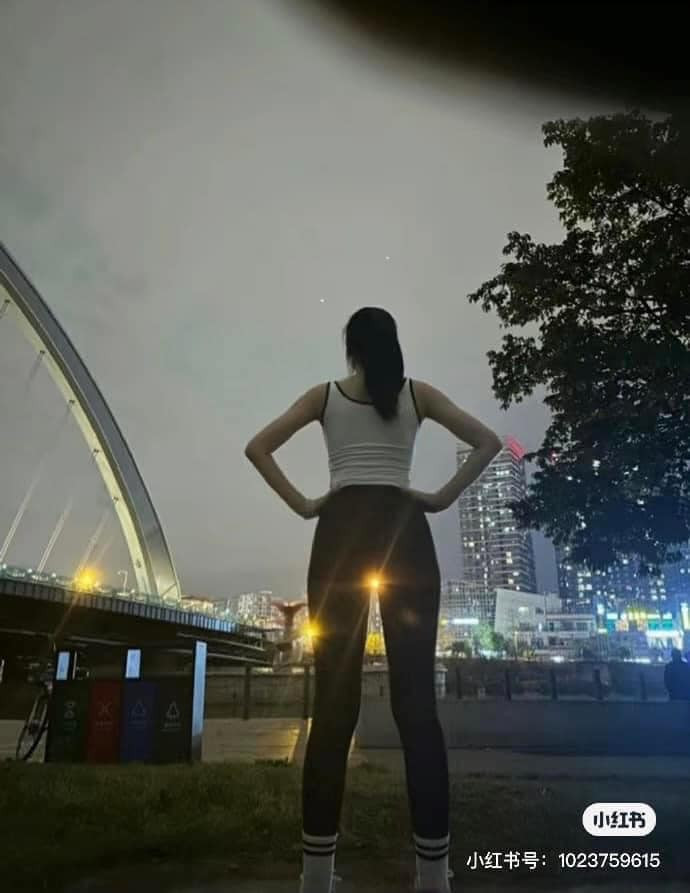 Cô gái này chắc cũng đã vô cùng kỹ lưỡng khi lựa chọn góc chụp cho bạn trai từ dưới lên để chân trông dài hơn, thế nhưng thực tế nhận lại là như thế này đây.