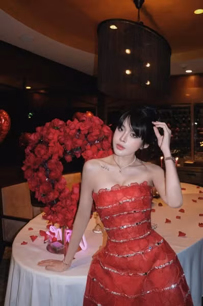 Tuy nhiên cặp đôi vẫn chưa từng lên tiếng thừa nhận mối quan hệ. Tuy nhiên, Bích Hạnh được team qua đường nhiều lần bắt gặp đến cổ vũ những trận đấu quan trọng có Văn Thanh thi đấu.