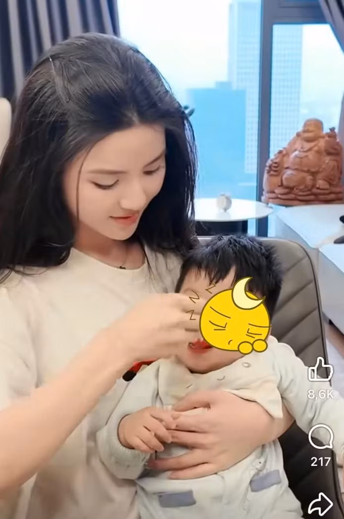 Trước đó, Chu Thanh Huyền vướng vào ồn ào quảng cáo một sản phẩm cho trẻ em sai sự thật. Theo đó, một tài khoản đã đăng tải bài viết tố sản phẩm mà Chu Thanh Huyền nhận quảng cáo thực chất là nước lợi khuẩn, chứ không phải là sữa như cô nàng nói. Hơn nữa, sản phẩm này thì trẻ em phải từ 24 tháng trở lên mới có thể sử dụng, thế nhưng trong đoạn video, Chu Thanh Huyền lại cho con trai là Lido chỉ mới 8 tháng tuổi sử dụng sản phẩm.