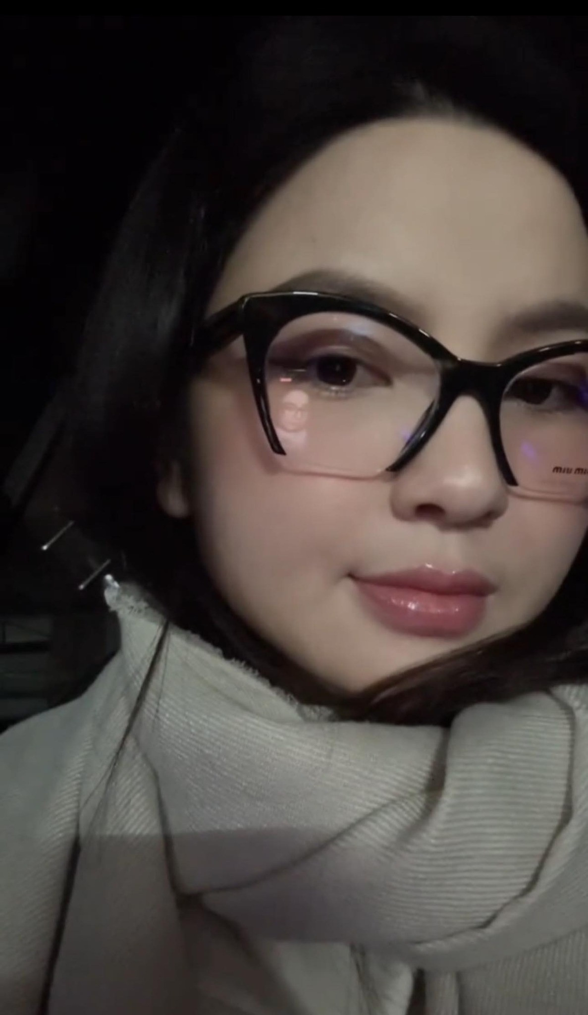 Hầu hết phần lớn người dùng mạng đều bày tỏ về dòng trạng thái so sánh mình với...hổ, với rồng của nàng WAG với thái độ không mấy thiện cảm: "Ê cô này nghĩ mình là ai vậy, bày đặt hổ với chả rồng?", "hẳn là lấy câu nói của cổ nhân, người ta là vĩ nhân, còn bà này không có Quang Hải thì cũng chả ai biết đến", "một pha tự hủy", "chịu luôn đấy, làm vợ cầu thủ nổi tiếng thì mọi phát ngôn đều cần được cân nhắc kỹ lưỡng, chứ không phải ăn nói bộp chộp kiểu chợ búa như vậy".