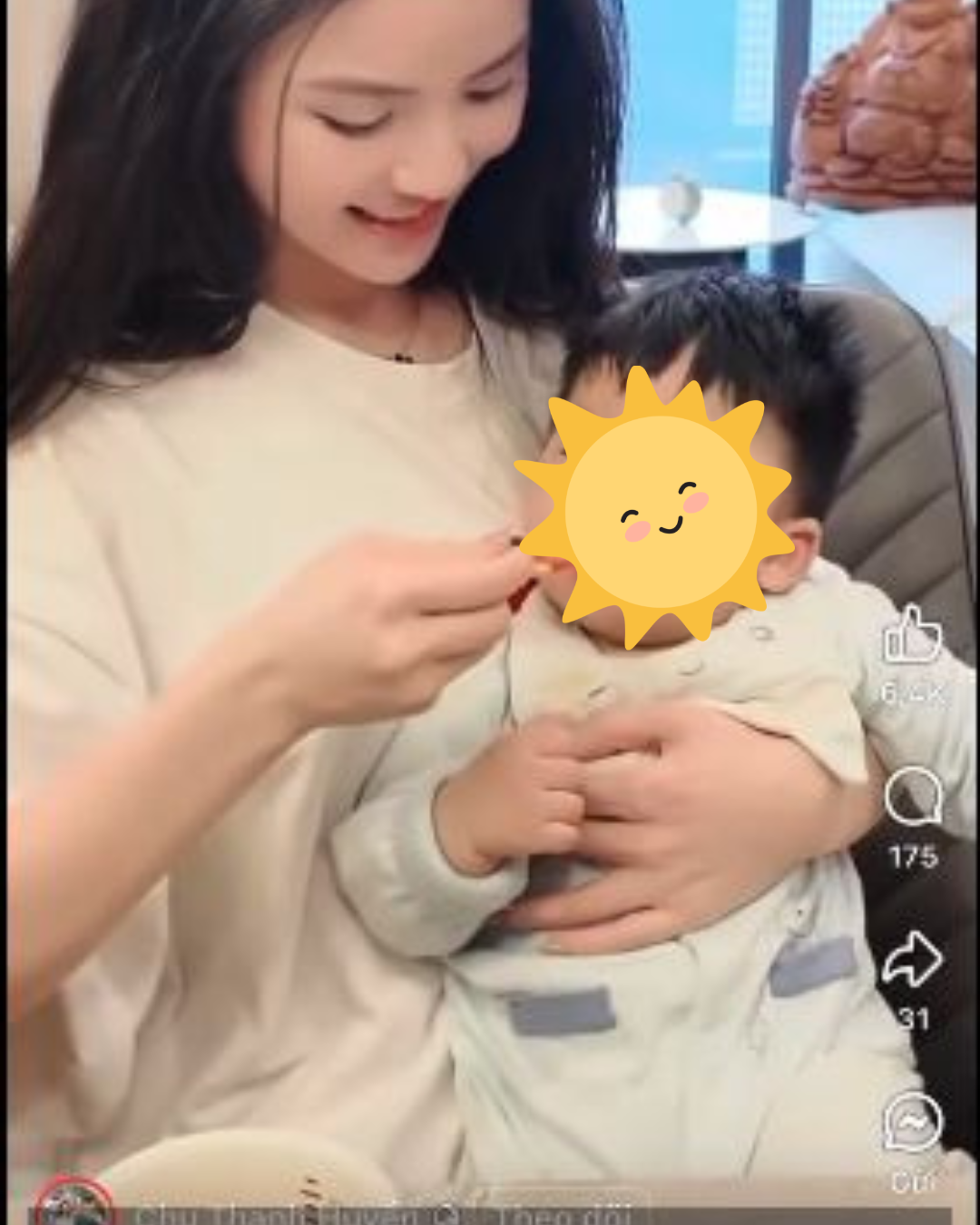 Theo đó, chủ tài khoản này cho biết sản phẩm mà Chu Thanh Huyền nhận quảng cáo thực chất là nước lợi khuẩn, chứ không phải là sữa như cô nàng nói. Hơn nữa, sản phẩm này thì trẻ em phải từ 24 tháng trở lên mới có thể sử dụng, thế nhưng trong đoạn video, Chu Thanh Huyền lại cho con trai là Lido chỉ mới 8 tháng tuổi sử dụng sản phẩm.