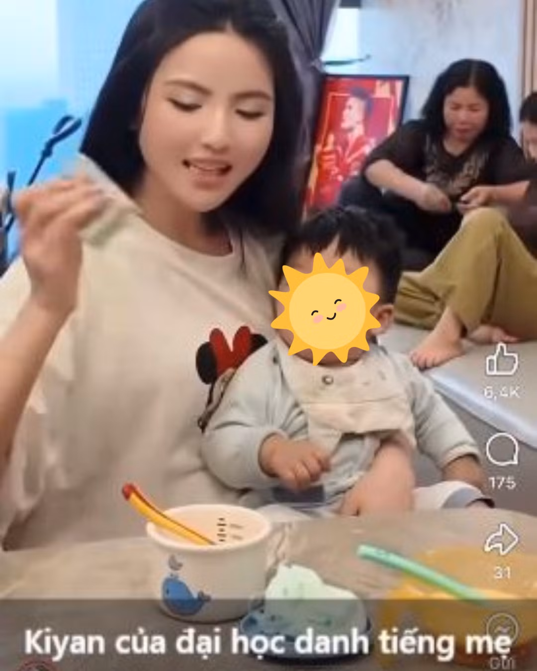 Bên cạnh đó, nhiều người cũng nhận ra trong video, Chu Thanh Huyền cho sữa vào cốc và đút cho bé Lido uống để khẳng định con mình đã dùng rất lâu rồi, tuy nhiên netizen phát hiện lúc đổ sữa vào cốc và lúc đút cho bé uống có sự cắt ghép video.