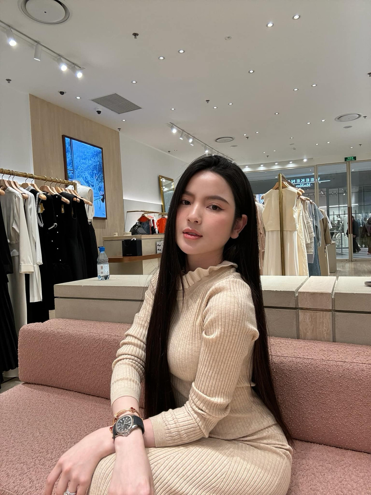 Thời gian gần đây, không chỉ có Chu Thanh Huyền mà nhiều tên tuổi nổi tiếng khác trong "làng livestream" bán hàng như Hằng Du Mục, Quang Linh Vlog cũng vướng vào ồn ào liên quan đến việc quảng cáo lố, sai sự thật. Điều này khiến người tiêu dùng lo ngại khi đặt niềm tin vào những người nổi tiếng trong việc ra quyết định mua sản phẩm.