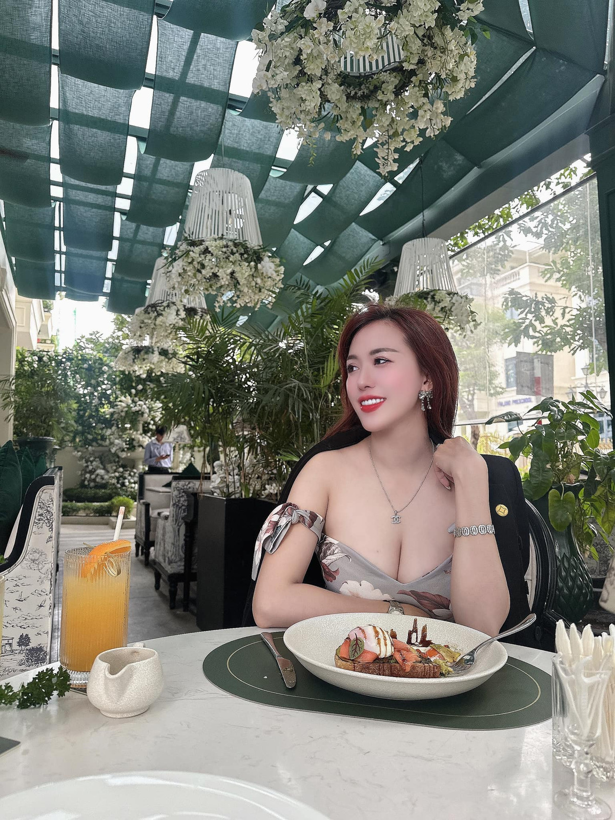 Về phía mình, cô vẫn thoải mái đăng tải loạt hình ảnh nóng bỏng, sexy. Dù đã là mẹ 2 con nhưng Mai Thỏ vẫn giữ được vóc dáng săn chắc, quyến rũ.