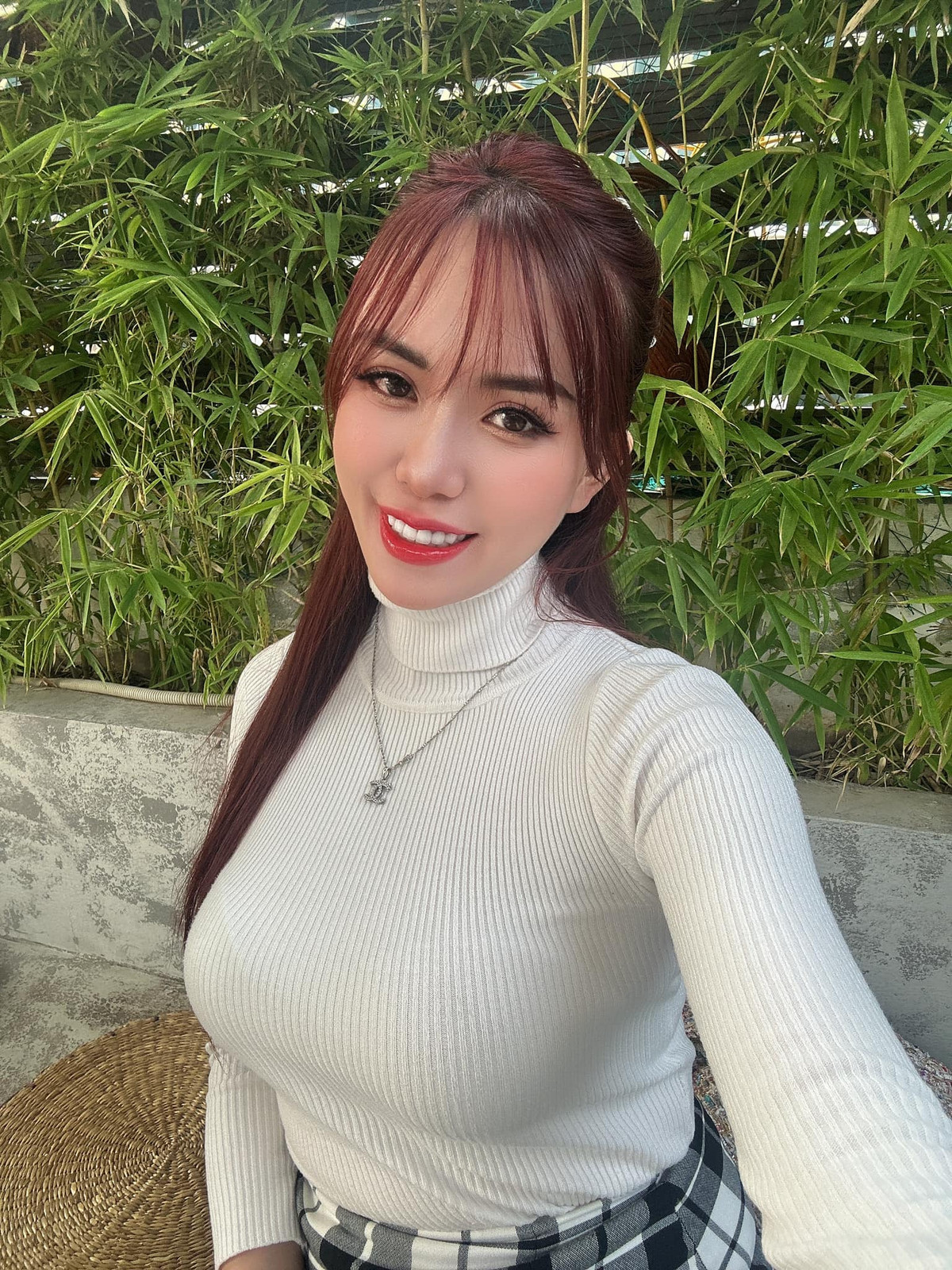 Tuy nhiên, thay vì chỉ gắn bó với hình ảnh một hot girl gợi cảm, cô đã dần chuyển hướng sang kinh doanh và hoạt động trong lĩnh vực truyền thông.