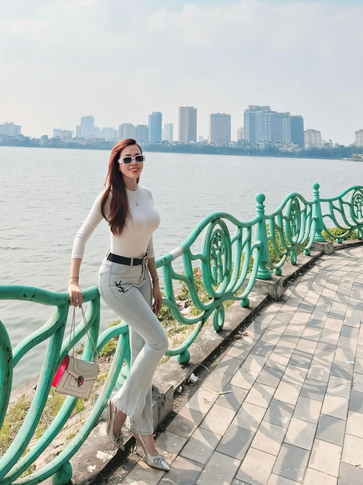 Theo đuổi phong cách thời trang quyến rũ, gợi cảm thế nhưng nàng cựu hot girl vẫn giữ được sự tinh tế và sang trọng.