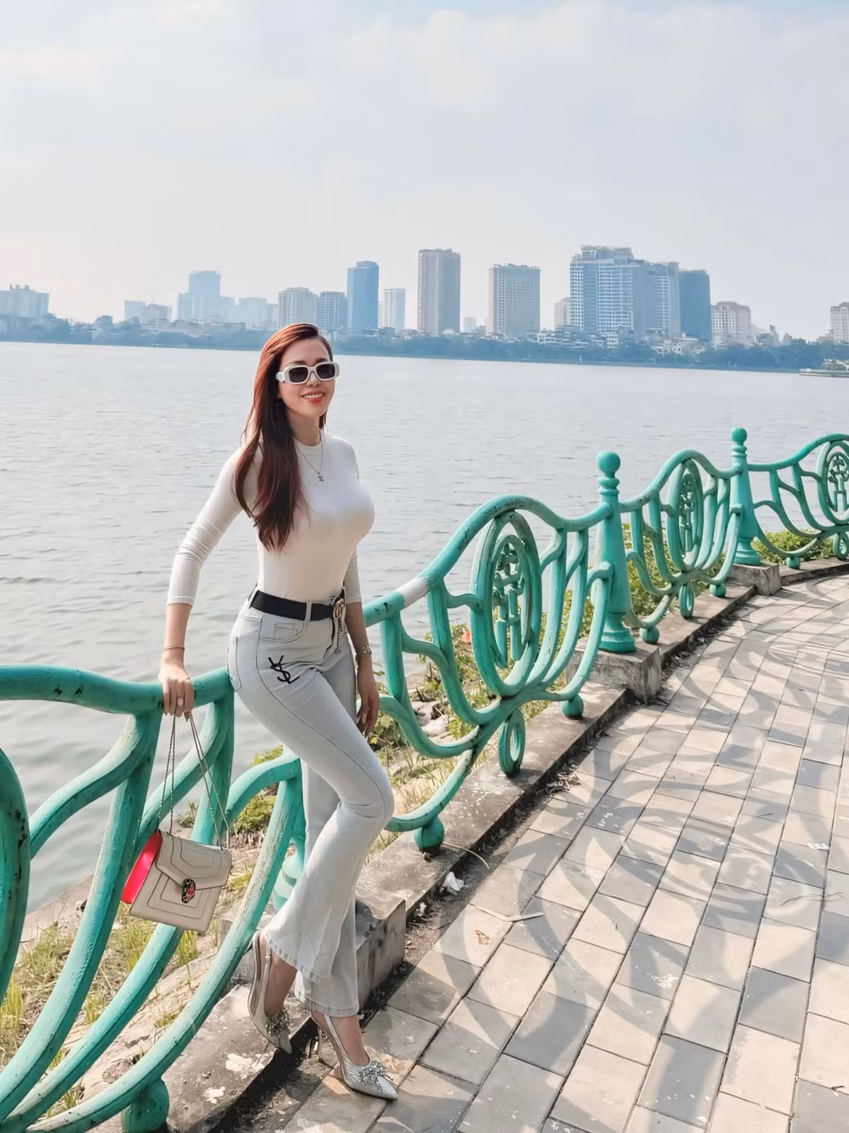 Theo đuổi phong cách thời trang quyến rũ, gợi cảm thế nhưng nàng cựu hot girl vẫn giữ được sự tinh tế và sang trọng.